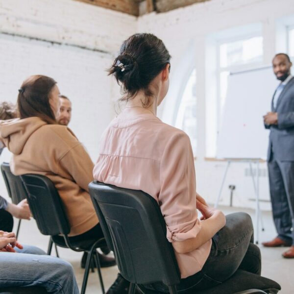 orateur-masculin-donnant-presentation-dans-hall-atelier-universitaire-salle-audience-conference_155003-27419